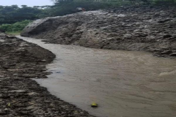 শরণখোলায় পানিবন্দি গ্রামবাসীরা কেটে দিল পাউবো'র বাঁধ