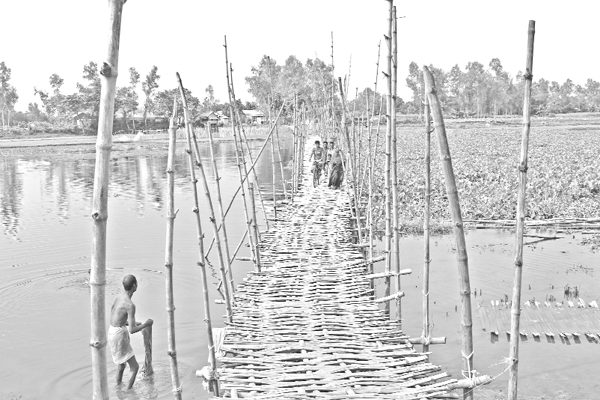 সেতুর অভাবে দুর্ভোগে ২৫ গ্রামের বাসিন্দা