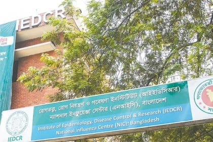 টিকা নেওয়া করোনা রোগীদের মৃত্যুঝুঁকি কম : গবেষণা


