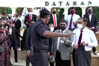 মালয়েশিয়ার সংসদে বিরোধীদের মিছিল, প্রধানমন্ত্রীর পদত্যাগ দাবি 

