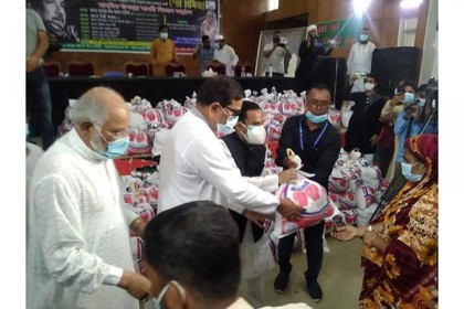আওয়ামী লীগের ত্রাণ উপকমিটির উদ্যোগে খাদ্য ও করোনা সুরক্ষা সামগ্রী বিতরণ 