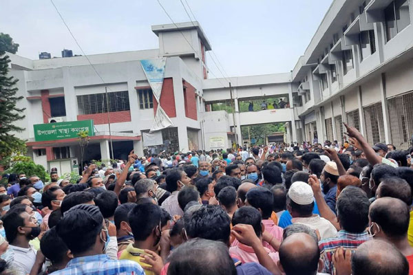 কালিয়াকৈরে টিকা দিতে এসে উপেক্ষিত স্বাস্থ্যবিধি