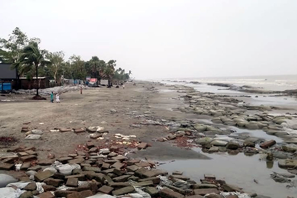 ঢেউয়ের ধুয়ে যাচ্ছে কুয়াকাটা সৈকতের বালু, বেরিয়ে এসেছে মাটির স্তর