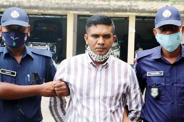 ডিসি-এসপি পরিচয়ে টাকা হাতিয়ে নিতেন তিনি
