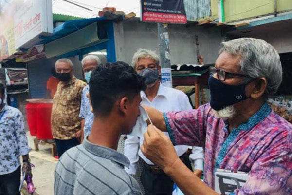 কিশোরগঞ্জে শ্রমজীবী ও পথচারীদের মাঝে মাস্ক ও লিফলেট বিতরণ 
