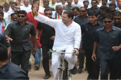 দিল্লির রাজপথে রাহুল গান্ধীর অভিনব প্রতিবাদ (ভিডিও)