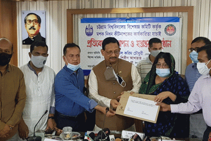 'করোনা ও ডেঙ্গুর সঙ্গে যুদ্ধ চলছে'  