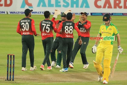 ২ ওভার এক বলে তিন উইকেট নেই অস্ট্রেলিয়ার