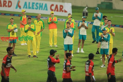 খেলা শেষে দূর থেকে করতালি দিয়ে টাইগারদের অভিনন্দন জানাল অস্ট্রেলিয়া