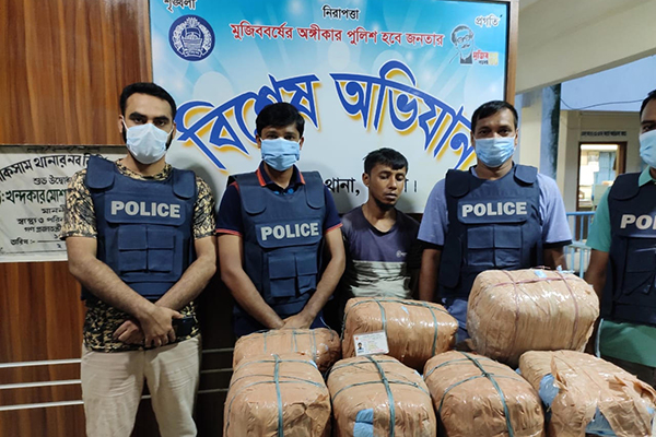 লাকসামে ৩ বস্তা গাঁজাসহ যুবক গ্রেফতার