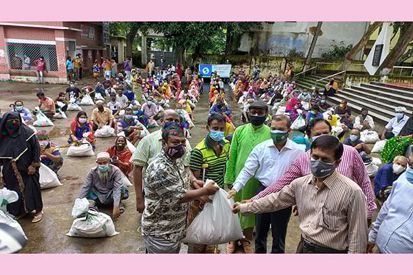 নওগাঁয় ৫০০ অসহায় পরিবারের মাঝে খাদ্য সামগ্রী বিতরণ বসুন্ধরা গ্রুপের