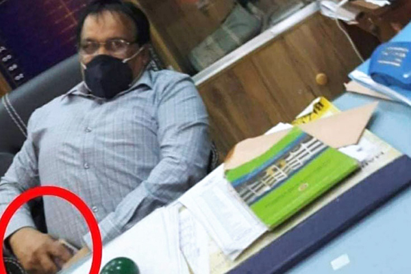 ঘুষ নেওয়ার ছবি ভাইরাল, সেই প্রকৌশলীর বদলি
