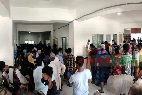 টিকা নিতে উপচে পড়া ভিড়, উপেক্ষিত স্বাস্থ্যবিধি