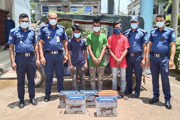 অটোরিকশা ছিনতাইয়ের জন্য বন্ধুকে গলা কেটে হত্যা