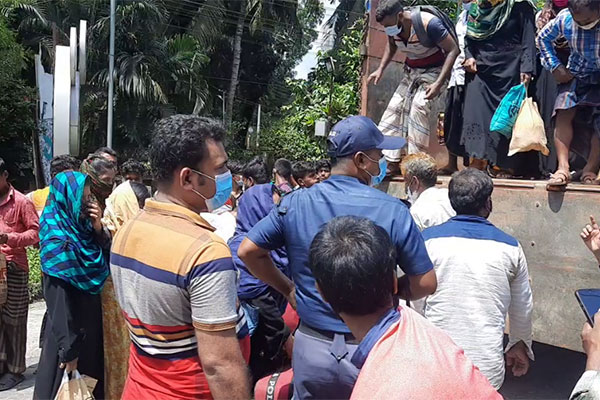 ট্রাকযোগে চট্টগ্রাম যাচ্ছিলেন অর্ধশতাধিক যাত্রী, বাধা দিলো পুলিশ
