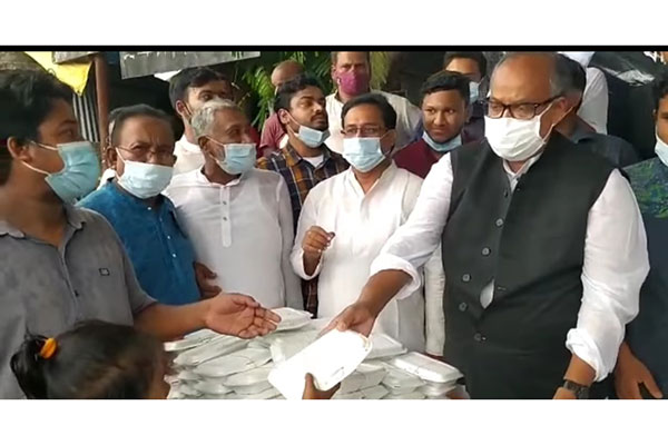 মুন্সীগঞ্জে সুবিধা বঞ্চিতদের মাঝে খাবার বিতরণ 