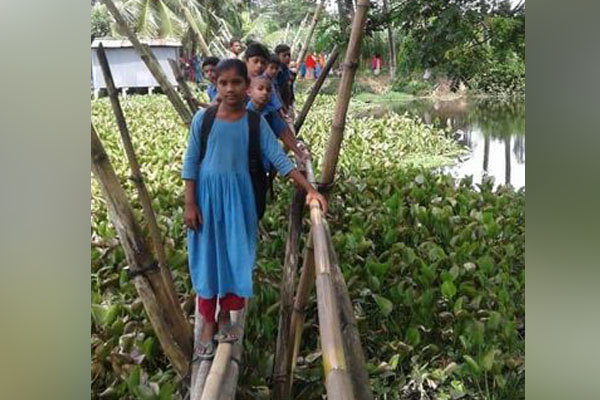 ৪০ বছর ধরে বাঁশের সাঁকো-ই একমাত্র ভরসা 