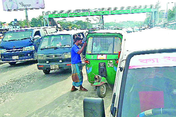 মহাসড়কে তীব্র যানজট, দুর্ভোগ