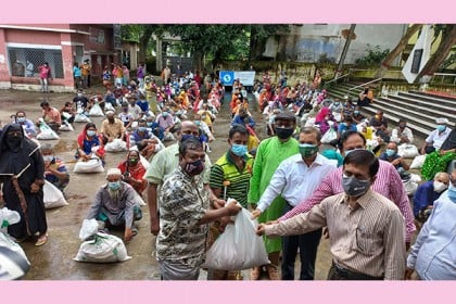 নওগাঁয় ৫০০ অসহায় পরিবারের মাঝে খাদ্য সামগ্রী বিতরণ বসুন্ধরা গ্রুপের