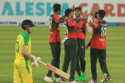 ক্যারিকে ফিরিয়ে শুরুতেই ব্রেক থ্রু এনে দিলেন মেহেদী