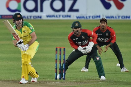 দুই উইকেট হারিয়ে চাপে অজিরা

