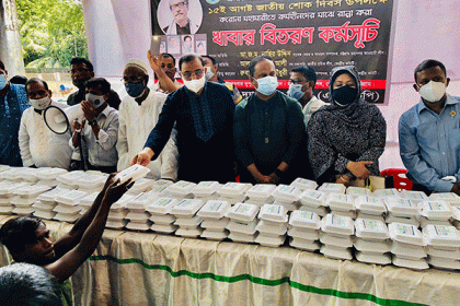 'কেন্দ্রে গিয়ে টিকা গ্রহণ করুন, সুস্থ থাকুন'