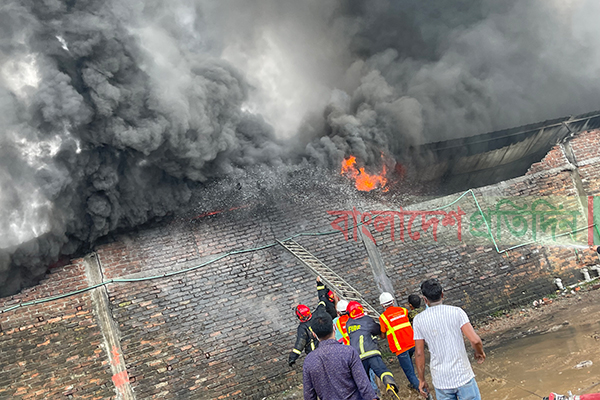 সাভারে ফ্রিজ কারখানার গোডাউনে অগ্নিকাণ্ড, আহত ৩০