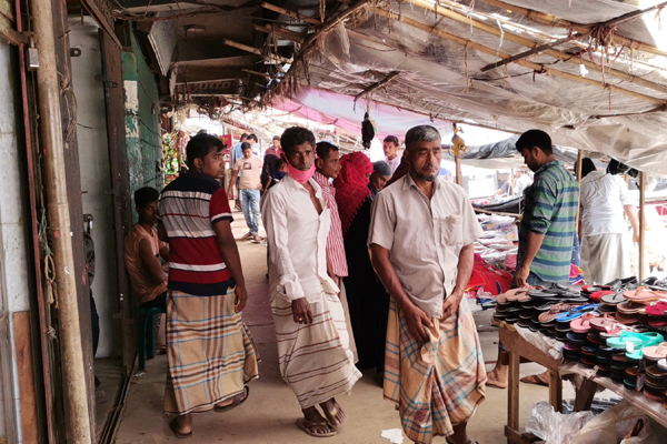 চকরিয়ায় লকডাউনেও বাড়ছে জনসমাগম
