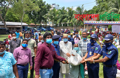 নওগাঁয় ২৫০ অসহায় পরিবারের মাঝে বসুন্ধরা গ্রুপের খাদ্যসামগ্রী বিতরণ