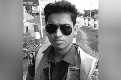 চেকপোস্টে পুলিশ সদস্যকে পিষে দিল মাইক্রোবাস