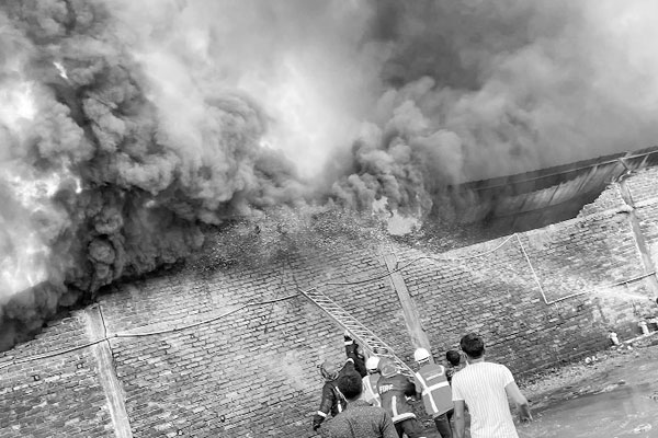 সাভারে গোডাউনে ভয়াবহ অগ্নিকাণ্ড