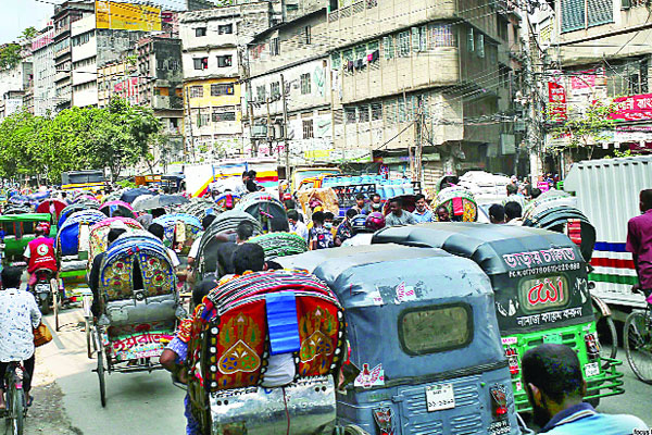 লকডাউনে গাড়ি ও মানুষের দীর্ঘ সারি