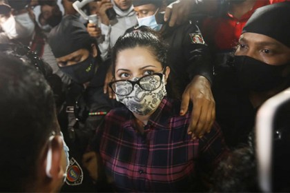 পরীমণির আইনজীবী হতে আদালতে হট্টগোল!