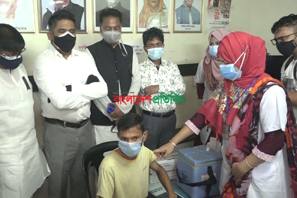 গণটিকা: বরিশালে টিকা কেন্দ্রগুলোতে ভিড়