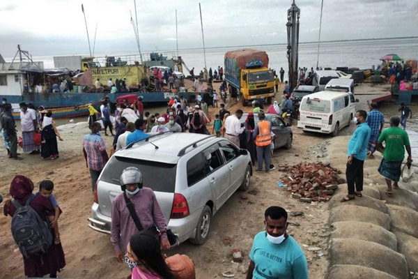 বাংলাবাজার নৌরুটে যাত্রীর চাপ, পারাপারের অপেক্ষায় কয়েকশ যানবাহন