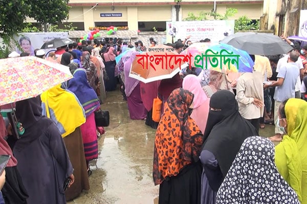 
বৃষ্টি উপেক্ষা করে স্বতঃস্ফূর্তভাবে টিকা নিয়েছে মানুষ