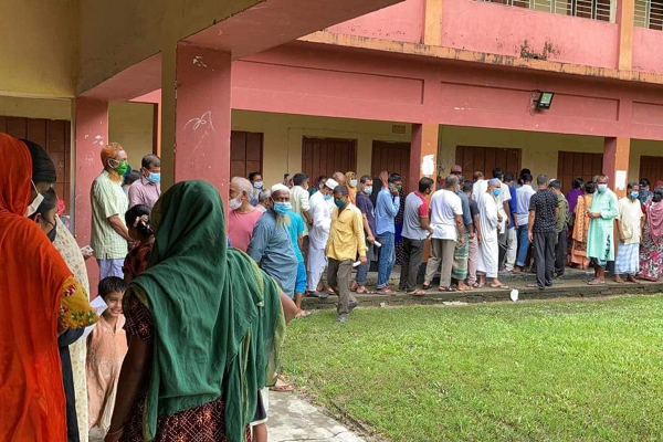 নেত্রকোনায় কেন্দ্রে কেন্দ্রে উপচে পড়া ভিড় 