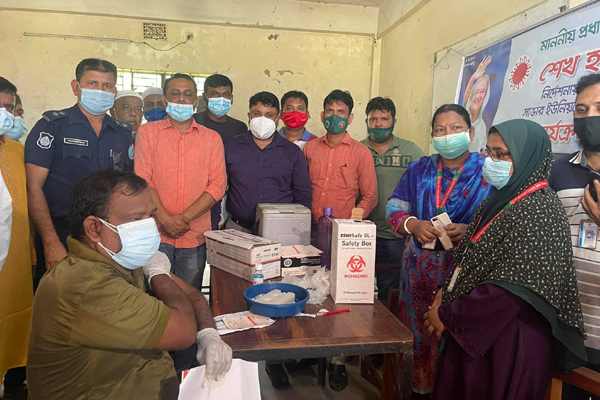 স্বাস্থ্যবিধি মেনে সাভারে গণটিকাদান কার্যক্রম শুরু