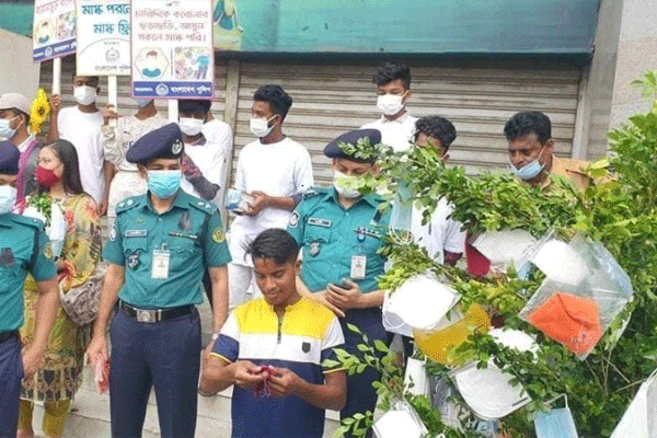করোনা প্রতিরোধে মানুষকে উদ্বুদ্ধ করতে চট্টগ্রামে পুলিশের 'মাস্ক ট্রি'