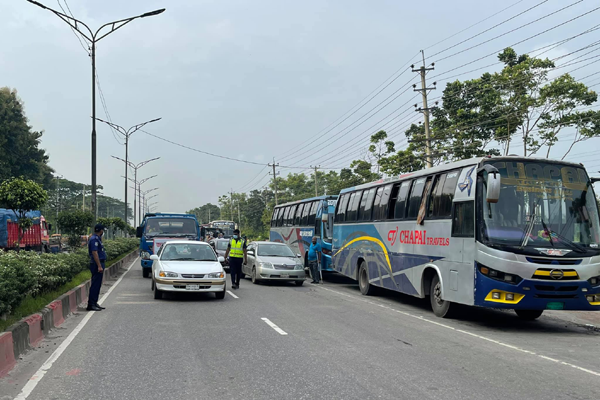 লকডাউন অমান্য করে মহাসড়কে গণপরিবহন, ৮৬ বাসের বিরুদ্ধে মামলা