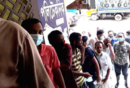 গণটিকা নিতে প্রথম ডোজ প্রত্যাশীদের দীর্ঘলাইন 
