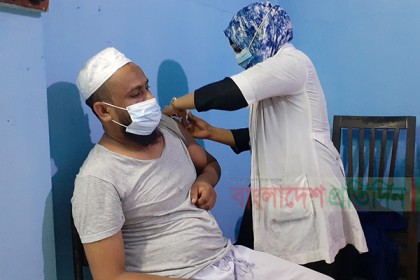 সিলেটে ৩৮১ বুথে চলছে করোনার টিকাদান কার্যক্রম