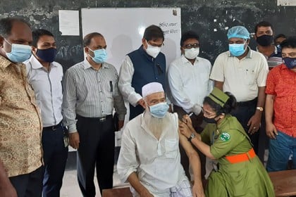 বগুড়ার ১০৯ ইউনিয়ন ও দুটি 
পৌরসভায় করোনার গণটিকা প্রদান