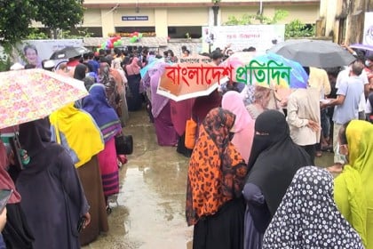
বৃষ্টি উপেক্ষা করে স্বতঃস্ফূর্তভাবে টিকা নিয়েছে মানুষ