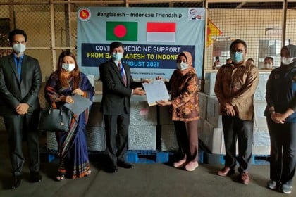 ইন্দোনেশিয়াকে করোনার ওষুধ উপহার দিল বাংলাদেশ

