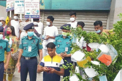 করোনা প্রতিরোধে মানুষকে উদ্বুদ্ধ করতে চট্টগ্রামে পুলিশের 'মাস্ক ট্রি'
