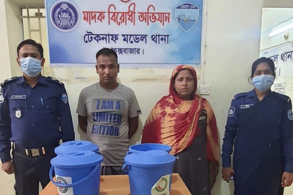 টেকনাফে চোলাই মদসহ স্বামী-স্ত্রী আটক