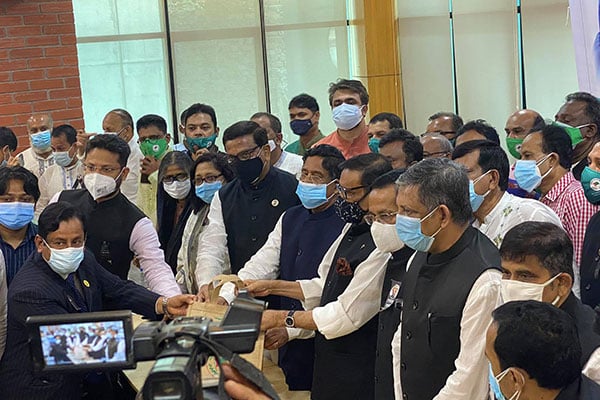 বঙ্গমাতার জন্মদিনে চিকিৎসকদের বিশেষ উপহার আওয়ামী লীগের ত্রাণ উপকমিটির