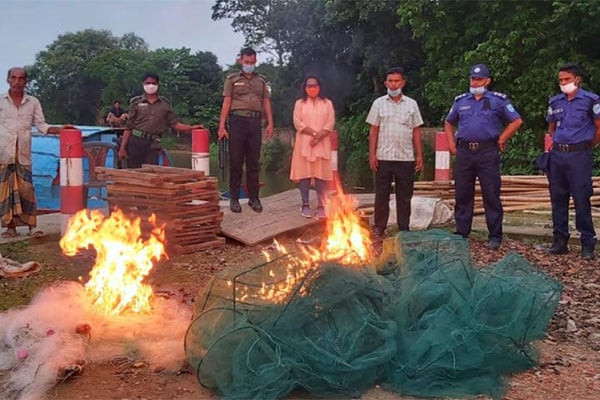 ইটনায় বিপুল পরিমাণ নিষিদ্ধ জাল ধ্বংস