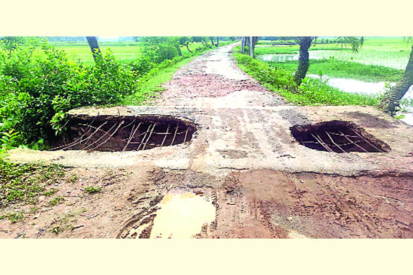 ভাঙা কালভার্টে মরণফাঁদ